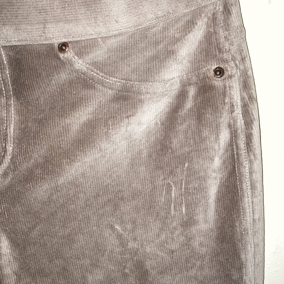 HUE CORDUROY-LIKE LEGGINGS WITH DETAIL. CHARMING AND VERSACE!!! - Picture 2 of 2